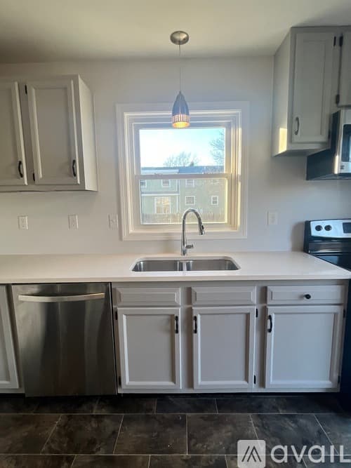 Middletown House: 8 Christine Rd