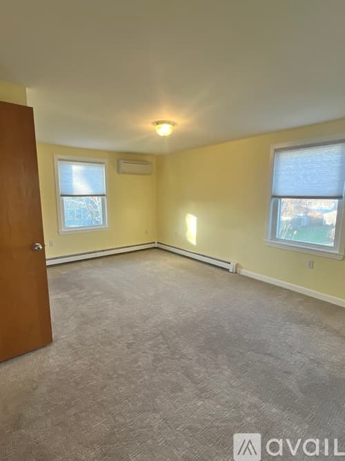 Middletown House: 8 Christine Rd