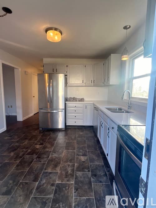 Middletown House: 8 Christine Rd