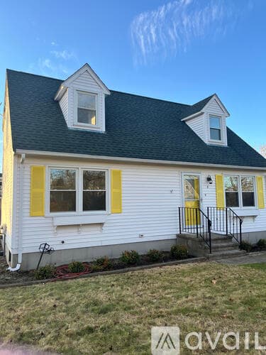 Middletown House: 8 Christine Rd