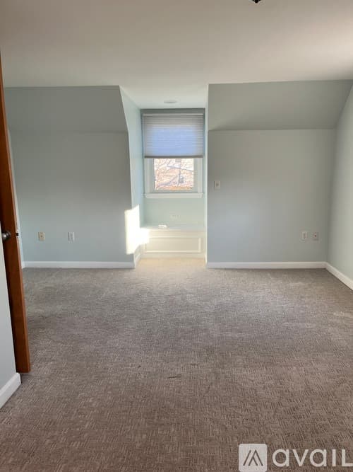 Middletown House: 8 Christine Rd