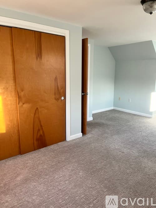 Middletown House: 8 Christine Rd