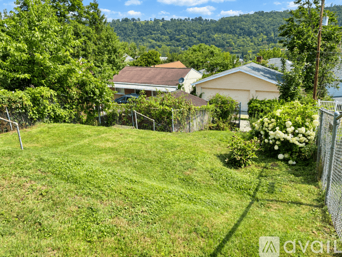 Charleroi Apartment: 206 Lookout Avenue