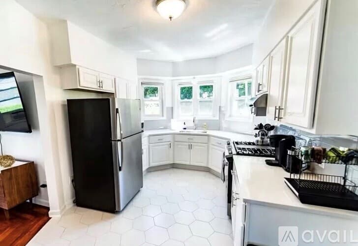Fall River Apartment: 469 Mt Hope Ave