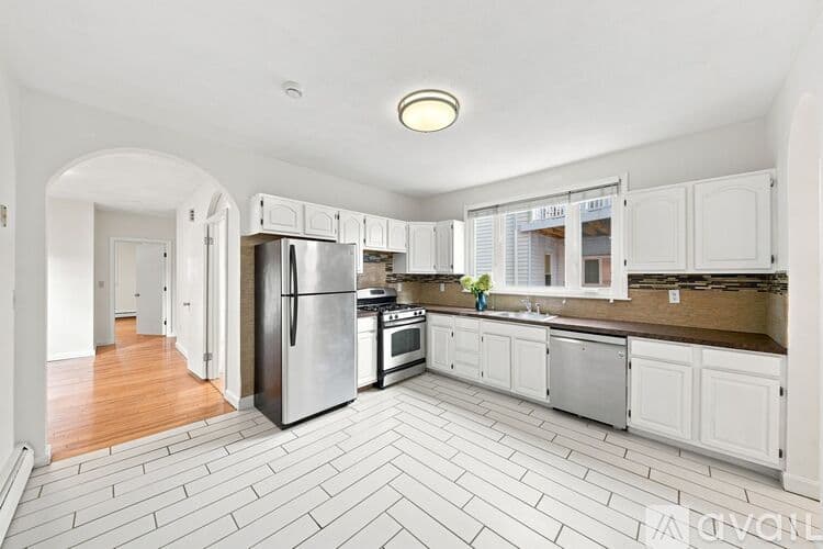 Somerville Apartment: 13 Knowlton St