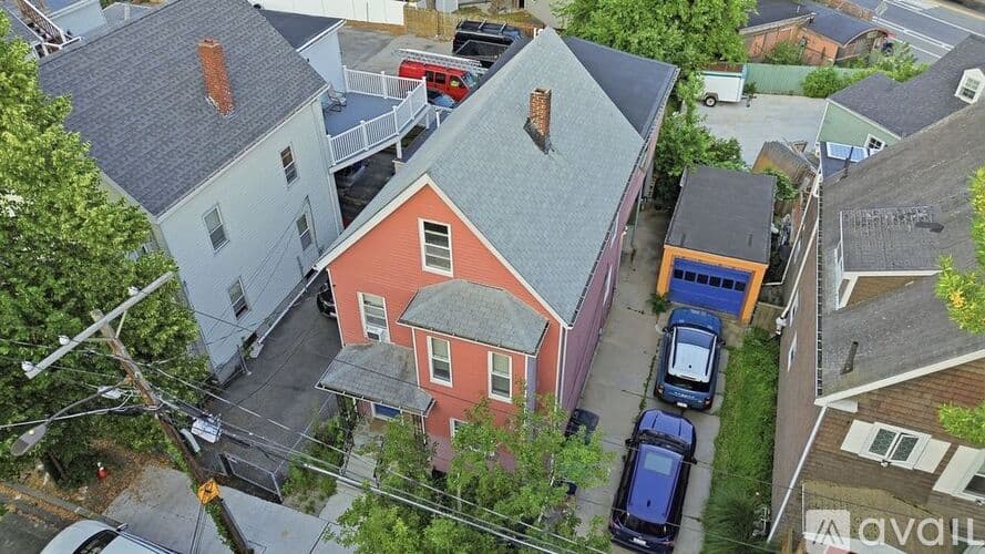 Somerville Apartment: 13 Knowlton St
