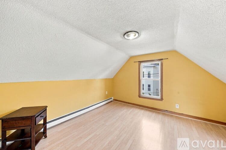 Somerville Apartment: 13 Knowlton St