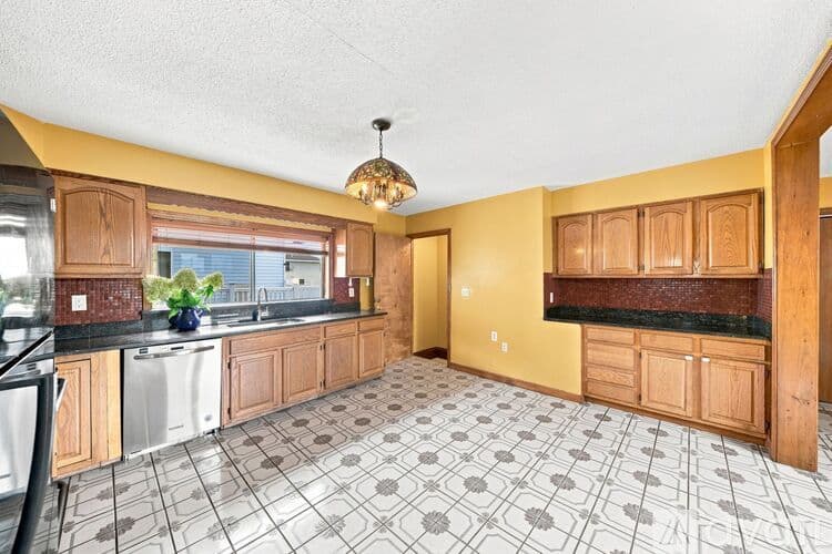 Somerville Apartment: 13 Knowlton St