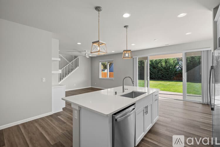 Sumner House: 5595 157th Avenue Court East