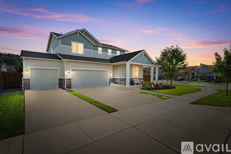Sumner House: 5595 157th Avenue Court East