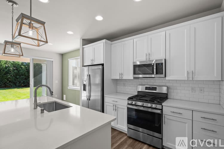 Sumner House: 5595 157th Avenue Court East