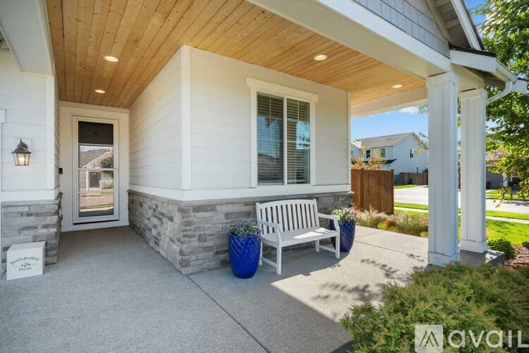 Sumner House: 5595 157th Avenue Court East