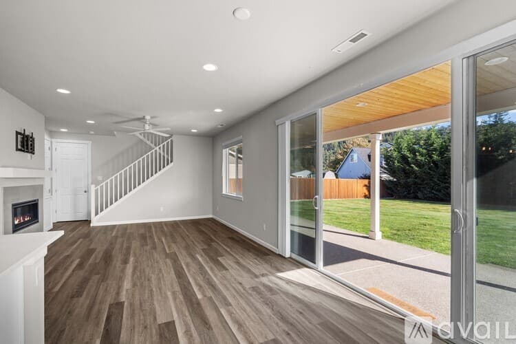 Sumner House: 5595 157th Avenue Court East