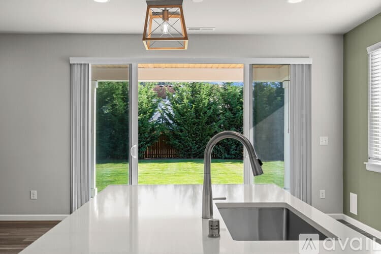 Sumner House: 5595 157th Avenue Court East