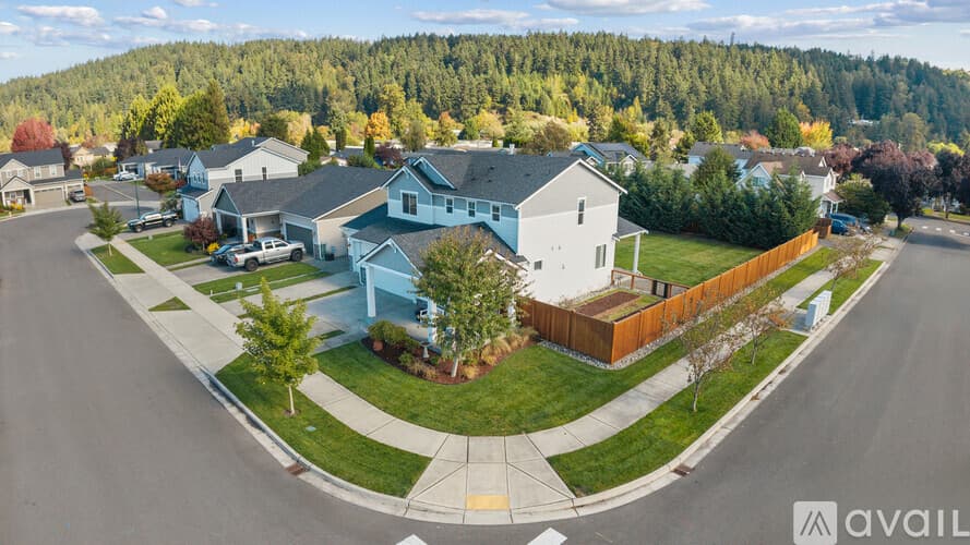 Sumner House: 5595 157th Avenue Court East