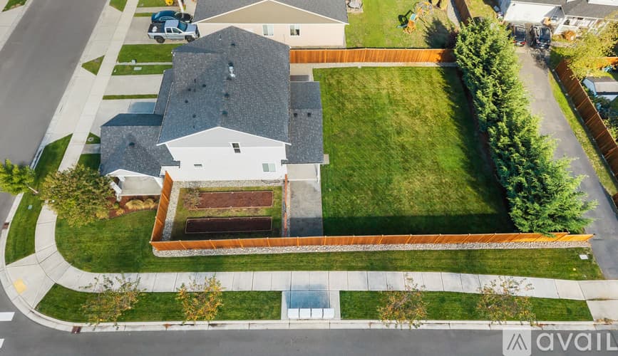 Sumner House: 5595 157th Avenue Court East