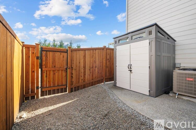 Sumner House: 5595 157th Avenue Court East