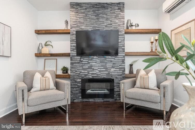 Philadelphia House: 752 S Hicks St