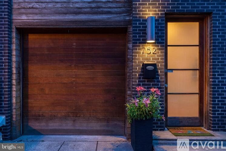 Philadelphia House: 752 S Hicks St