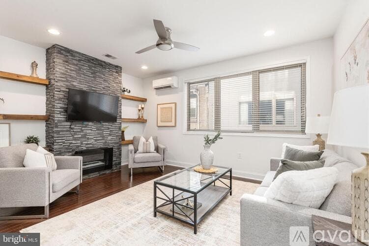 Philadelphia House: 752 S Hicks St