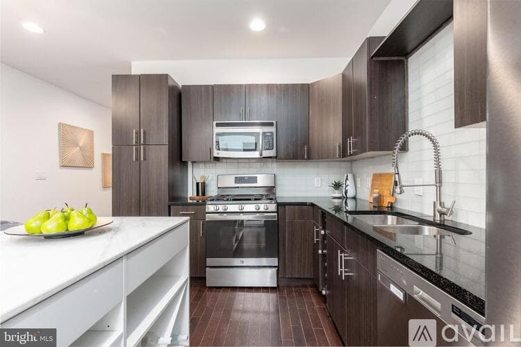Philadelphia House: 752 S Hicks St