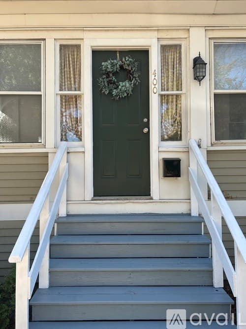 Barrington Apartment: 400 S Hough St