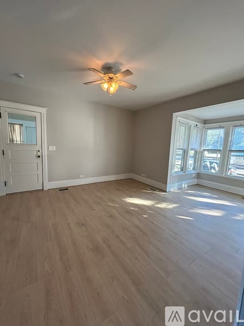 Barrington Apartment: 400 S Hough St