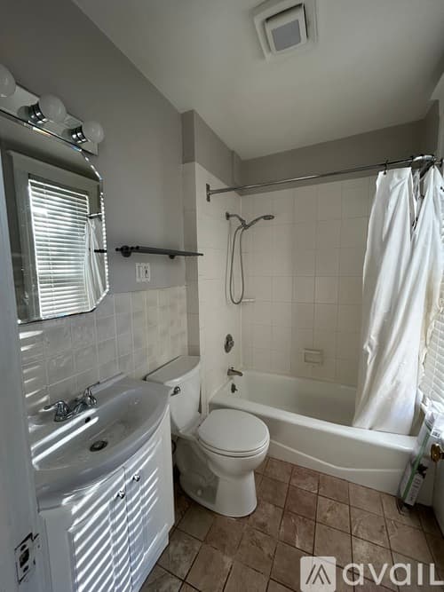 Barrington Apartment: 400 S Hough St