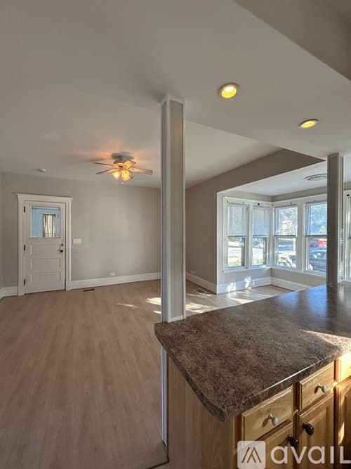 Barrington Apartment: 400 S Hough St