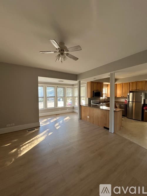 Barrington Apartment: 400 S Hough St