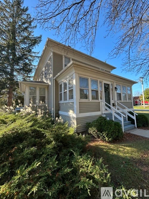 Barrington Apartment: 400 S Hough St