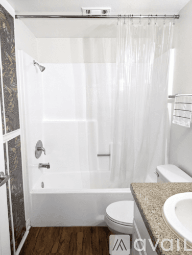 Los Angeles Apartment: 5525 Canoga Ave
