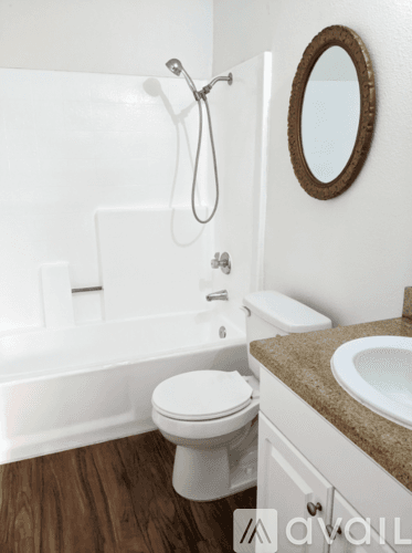 Los Angeles Apartment: 5525 Canoga Ave