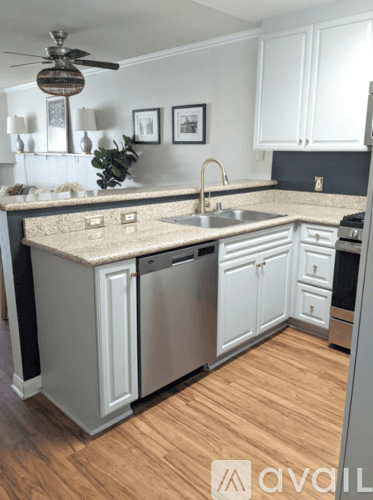 Los Angeles Apartment: 5525 Canoga Ave