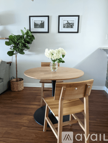 Los Angeles Apartment: 5525 Canoga Ave