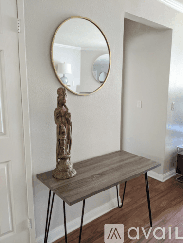 Los Angeles Apartment: 5525 Canoga Ave
