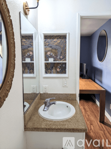 Los Angeles Apartment: 5525 Canoga Ave