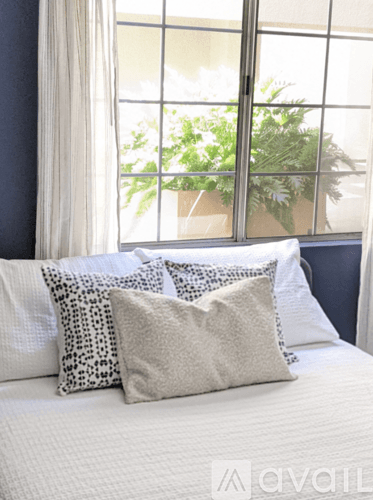 Los Angeles Apartment: 5525 Canoga Ave