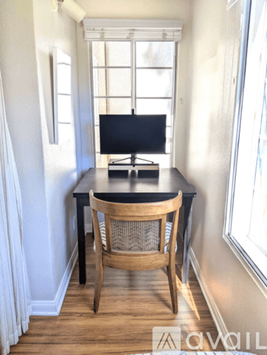 Los Angeles Apartment: 5525 Canoga Ave