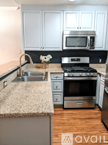 Los Angeles Apartment: 5525 Canoga Ave