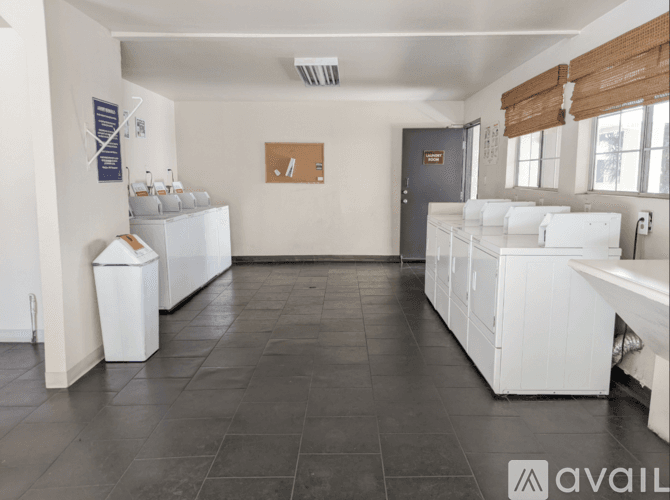 Los Angeles Apartment: 5525 Canoga Ave