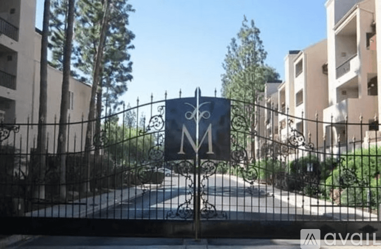 Los Angeles Apartment: 5525 Canoga Ave
