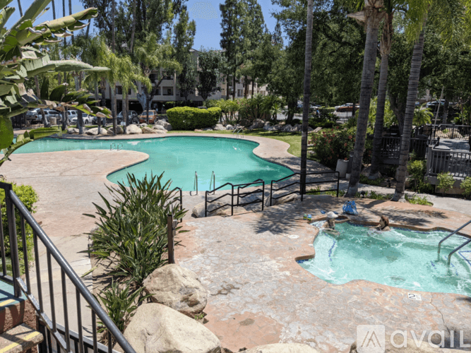 Los Angeles Apartment: 5525 Canoga Ave