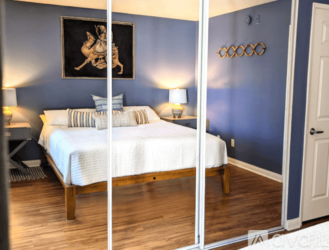 Los Angeles Apartment: 5525 Canoga Ave
