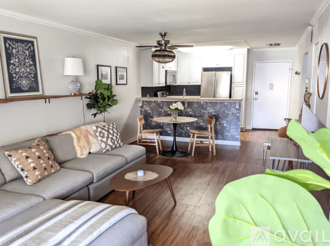 Los Angeles Apartment: 5525 Canoga Ave