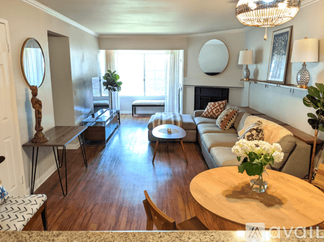 Los Angeles Apartment: 5525 Canoga Ave