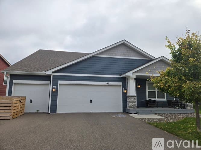 Dayton House: 11632 Pineridge Way North