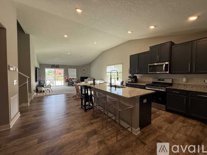 Dayton House: 11632 Pineridge Way North
