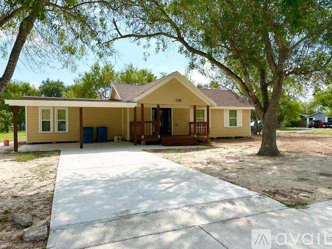 Rio Hondo House: 119 Ebony Avenue