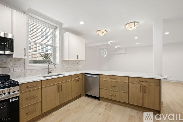 Evanston Apartment: 531 Hinman Ave